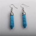 Dettaglio di orecchini a prisma esagonale in turchese blu con ganci in argento - Colonna Esagonale / Turchese
