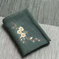 Paño de té de algodón verde oscuro con bordado floral blanco en estera tejida - Verde Oscuro