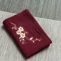 Paño de cocina grueso de lino color burdeos con bordado floral y textura tejida clásica - Burdeos