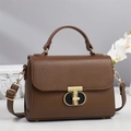 Elegante braune Lederhandtasche mit T-Metallschloss und verstellbarem Schultergurt - Braun
