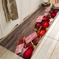 Dettaglio del tappeto natalizio in flanella con palline rosse e scatole regalo festive - 40x60cm / Ornamenti Natalizi Legno