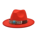 Dettaglio di cappello fedora rosso con fascia intrecciata boho e fibbia turchese - M (56-58cm) / Rosso Arancio