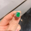 Eleganter Ring mit smaragdgrünem Edelstein, Halo-Fassung und funkelnden Diamanten in Silber - Verstellbar offen / Grün