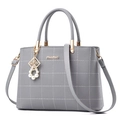Sac à main gris clair avec texture litchi et pendentif élégant en perles blanches - Sac Unique / Gris clair