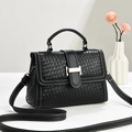 Elegante borsa nera intrecciata con cuciture a contrasto bianche e fibbia in metallo - Nero