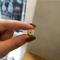 Détail d'une perle cube plaquée or 18 carats avec lettre C en zircons pour bijoux DIY - Lettre C / Doré