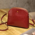 Borsa a tracolla a conchiglia in pelle cerata marrone rosso con cinturino - S59 Rosso Vino (Grande)