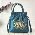 Donkerblauwe satijnen bucket bag met bloemenborduurwerk en trekkoordsluiting - Blauw