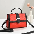 Elegante borsa intrecciata rossa con finiture in pelle nera e fibbia in metallo argentato - Borgogna