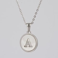 Detail van ronde schelphanger met zilveren letter A aan een roestvrijstalen ketting - Staal Kleur A