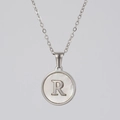 Collar de acero plateado con incrustación de nácar y colgante redondo letra R - Plata - Letra R (Con Cadena)