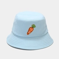 Dettaglio del cappello a secchiello in cotone azzurro con ricamo carota e cuciture decorative - M (56-58cm) / Azzurro