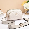 Bolso bandolera acolchado beige con doble cremallera y correa tejida en escena diaria - Blanco Roto