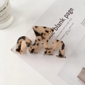 Pinza para el cabello mediana de acetato con estampado de leopardo ámbar y diseño en M - 8.8cm / Carey Beige