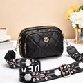 Bolso bandolera acolchado negro con triple cremallera y correa ancha de flores - Negro
