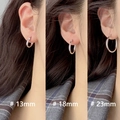 Tres tamaños de pendientes de aro de plata S925 de 13mm 18mm 23mm mostrados en modelo - Plata 925 / 18mm