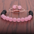 Détail de perles en quartz rose et pierre de lave sur bracelet tressé à cordon ajustable - Pierre Volcanique + Quartz Rose