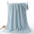 Thick coral fleece bath towel in light blue with waffle texture and white piping - 70x140cm / Lucky Grid/Light Blue
