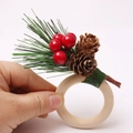 Weihnachts-Serviettenring mit Kiefernzapfen, roten Beeren und Zedern auf Holzring - Rote Beeren Stil