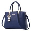 Borsa a mano blu navy trapuntata da donna con dettagli dorati e ciondolo con perla - Borsa Singola / Blu scuro
