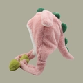 Cappello dinosauro rosa in peluche con pinne verdi e paraorecchie per il calore invernale - M (56-58cm) / Rosa