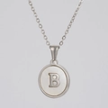 Détail du pendentif lettre B avec incrustation en nacre sur une chaîne en argent - Argent B