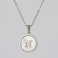 Collar de acero plateado con colgante redondo de nácar y diseño de la letra N - Plata - Letra N (Con Cadena)