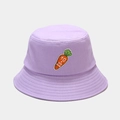 Dettaglio del cappello a secchiello in cotone lavanda con ricamo a carota e cuciture - M (56-58cm) / Viola Chiaro