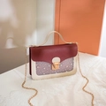 Mini borsa a tracolla bordeaux e crema con chiusura a cuore e catena dorata da donna - Borgogna