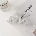 Pinza para el cabello de acetato con efecto mármol blanco y diseño hueco en forma M - 8.8cm / Blanco Ola