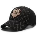 Gorra de béisbol negra con costuras acolchadas doradas y bordado de letras premium - Ajustable / Negro