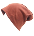 Dettaglio del berretto in maglia rosso ruggine che mostra la morbida trama del cotone - Bronzo Antico
