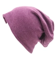 Texture dettagliata di un morbido berretto in maglia lavanda per l'autunno e l'inverno - Viola Bianco