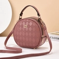 Borsa a tracolla rotonda rosa con motivo trapuntato e finiture dorate vista laterale - Rosa
