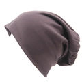 Primo piano di un berretto slouchy grigio con una comoda texture in cotone a maglia - grigio scuro