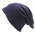 Dettaglio del berretto in maglia blu scuro realizzato in morbido cotone traspirante - Blu Notte