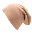 Dettaglio della morbida trama a maglia e delle cuciture sul berretto slouchy caffè chiaro - Beige