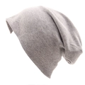 Primo piano del berretto in maglia grigio chiaro con trama mélange e morbido cotone - Grigio Chiaro Bianco