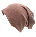 Dettaglio del cappello in maglia marrone ruggine con trama morbida e design slouchy - Caffè Chiaro