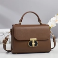 Borsa a tracolla in pelle marrone grana litchi con elegante fibbia a T dorata - Marrone