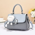 Borsa a mano intrecciata blu e grigia da donna con ciondolo soffice e fibbia argento - Blu