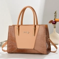 Détail du sac à main marron clair avec texture crocodile, deux poignées et logo métal - Khaki