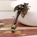 Makro-Detail des Bronze-Axt-Anhängers mit 50 mm Höhe und filigraner Totenkopf-Gravur - Totenkopfaxt / Bronze