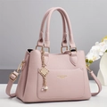 Rosa Handtasche aus Leder mit Lychee-Maserung, goldenem Anhänger und Schultergurt - Rosa / 28x13x20cm
