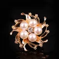 Spilla a ghirlanda floreale dorata con cinque perle bianche e uno strass centrale brillante - Fiore Radiante Oro (xz04-108A)