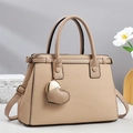Sac à main tissé beige élégant avec finitions en cuir marron et breloque en cœur chic - Kaki