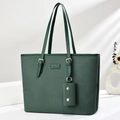 Dunkelgrüne Leder-Shopper-Tasche mit verstellbarem Gurt und Mini-Etui auf weißem Grund - Tote Bag Mit Mini-Beutel / Grün