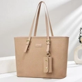 Minimalistische beige gewebte Tragetasche mit verstellbaren Riemen und Anhänger im Studio - Tote Bag Mit Mini-Beutel / Hellbeige