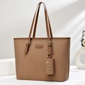 Dettaglio della borsa tote intrecciata marrone con cinturini in pelle e mini pochette - Borsa Tote Con Mini Pochette / Cachi Scuro
