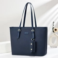 Dettaglio della borsa tote blu scuro intrecciata con manici regolabili e logo - Borsa Tote Con Mini Pochette / Blu